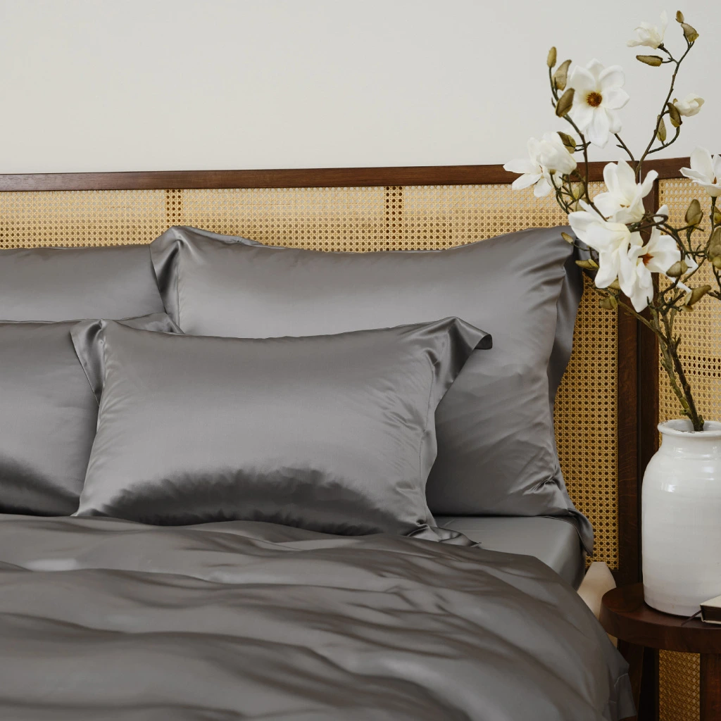 738_silky-grey-hedvabny-povlak-na-polstar