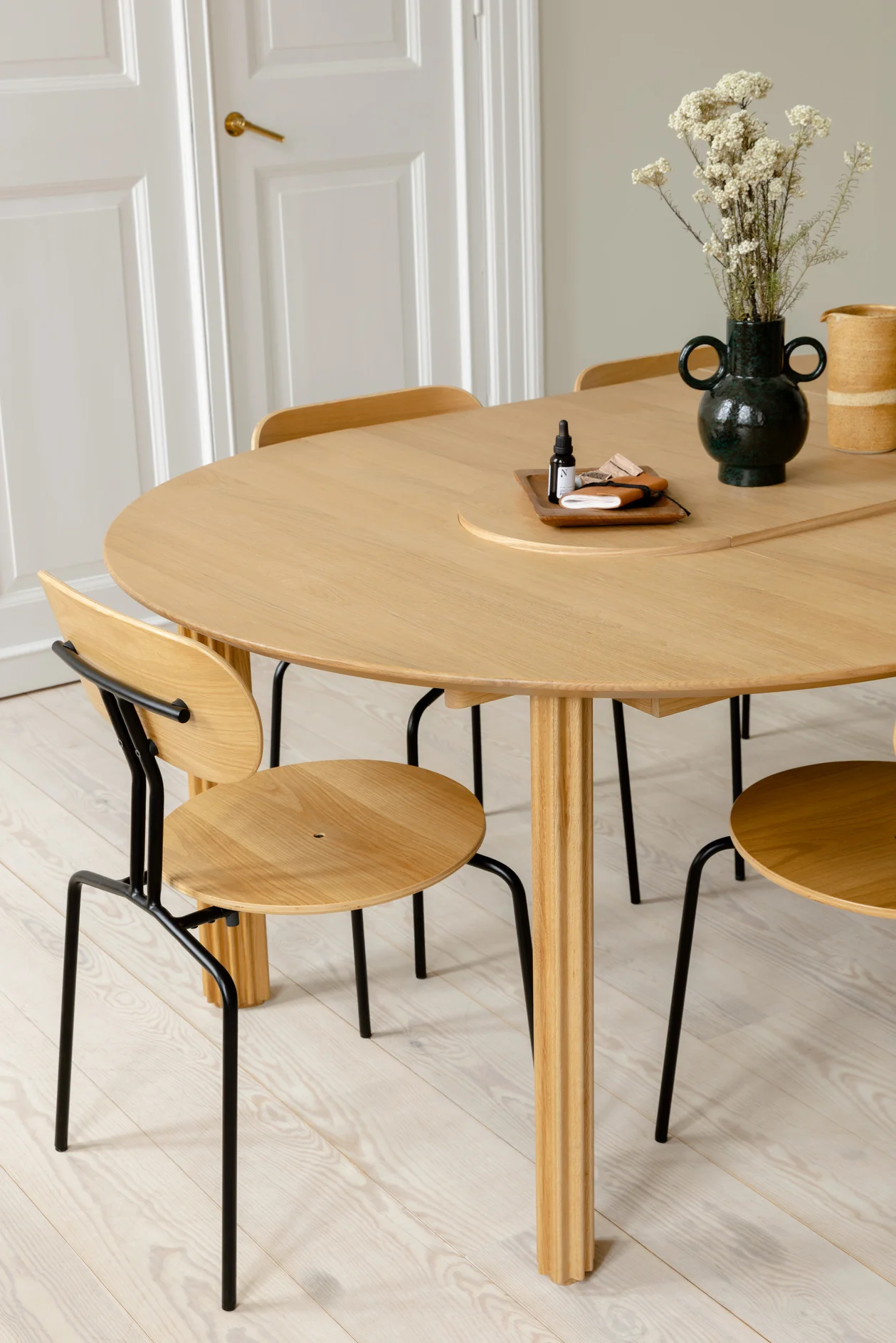 UMAGE_lifestyle_Comfort_Circle_oak_Curious_oak_black__7_2.jpg